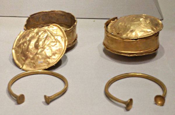 gold-ear-spools-bracelets-musem-of-archaeoloy-ireland-taken-8-20-16-by-ff