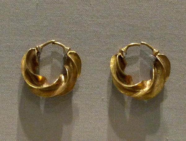 gold-earings-musem-of-archaeoloy-ireland-taken-8-20-16-by-ff